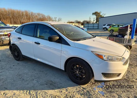 2018 Ford Focus S z USA, uszkodzony, nr VIN 1FADP3E25JL299919